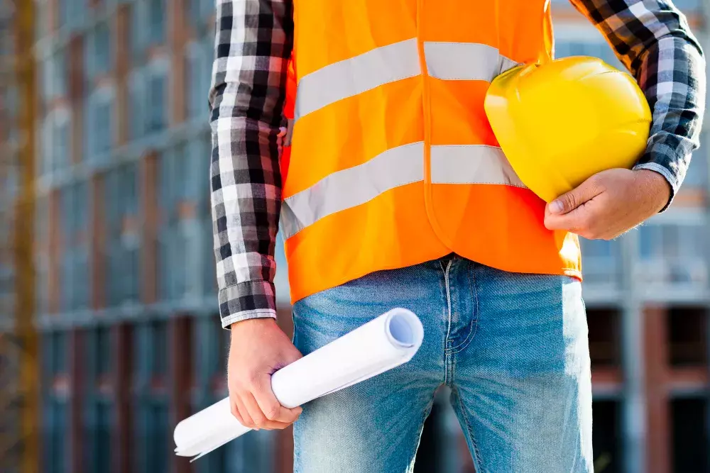 Uniformes Profissionais em Canteiros de Obras: Segurança e Durabilidade